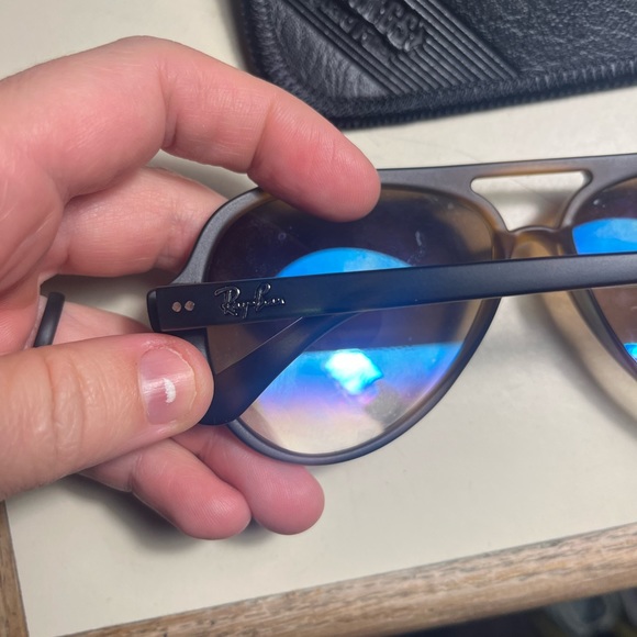 Ray-Bans basically new!! - Picture 4 of 5